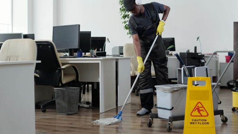 Commercial Cleaning janiter cleaning office